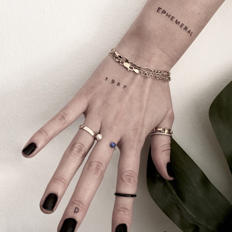 Tatuajes pequeños en la mano