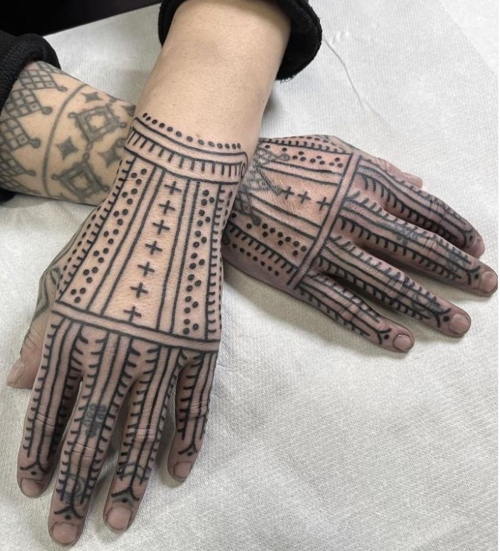 Tatuaje ornamental en la mano - Luz Is Back