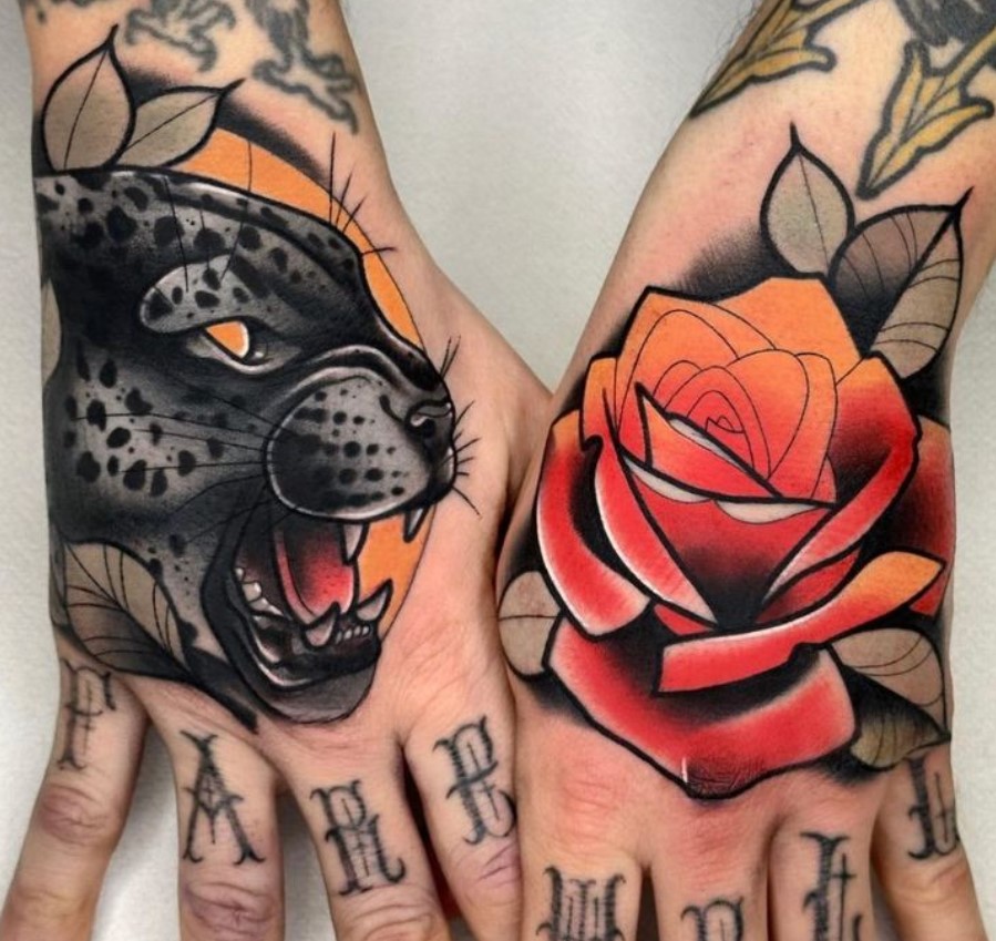 tatuaje neotradicional de pantera y rosa en mano - kike esteras