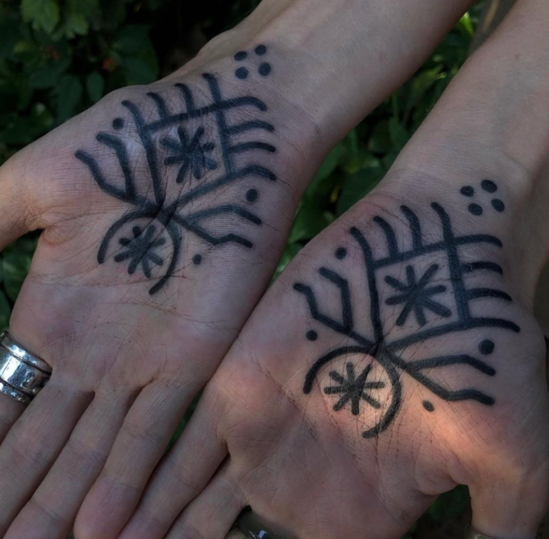 tatuaje ornamental en las palmas de la mano - Cloditta